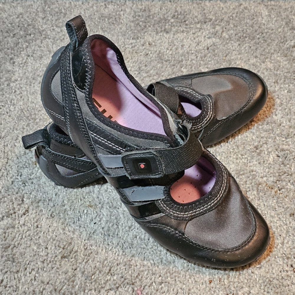 Size 8.5 M Tsubo Vintage Y2K Black & Gray Striped Shoes (S/N 8229-BLLI) EUC